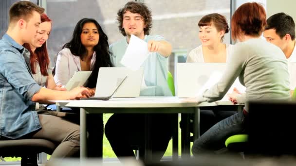 Compagni di classe on-line conoscenze di apprendimento all'università — Video Stock