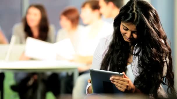 Retrato de compañero de clase investigando en línea en la tableta en el centro — Vídeos de Stock