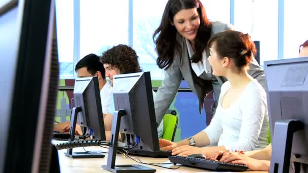 Chargé de cours classe d'enseignement des étudiants diplômés — Video