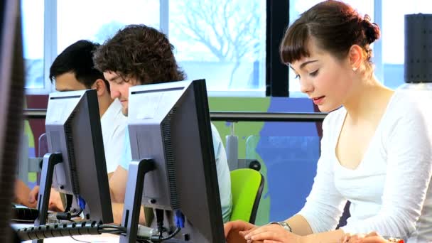 Oficina de estudantes no centro de informações do campus — Vídeo de Stock