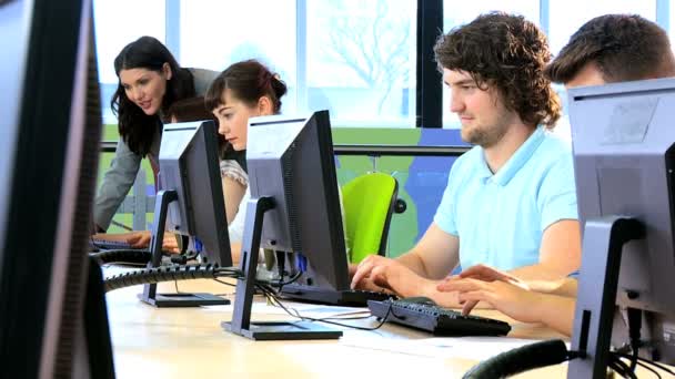 Class of students working on computer with lecturer — Stockvideo