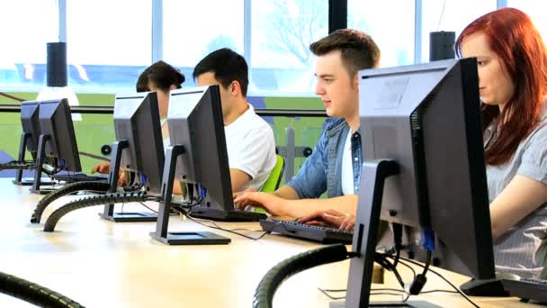 Jóvenes estudiantes centrados en la tecnología educativa en el centro — Vídeo de stock