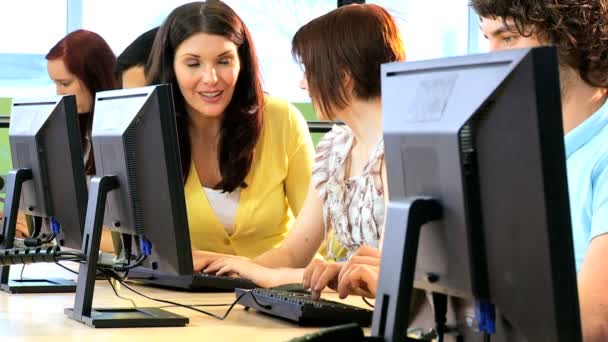 Felices compañeros de clase e-learning con tutora femenina en hub — Vídeo de stock