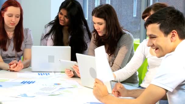 Hochschullehrer, der Studenten im Klassenzimmer unterrichtet — Stockvideo