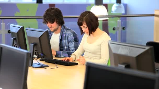 Estudantes caucasianos usando comunicação de TI — Vídeo de Stock