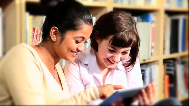 Classmates learning online in modern campus hub — Stock Video