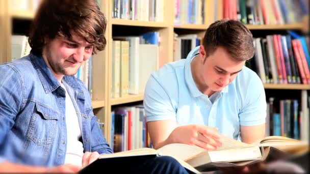 Estudiantes caucásicos estudian libro de texto en la universidad — Vídeo de stock