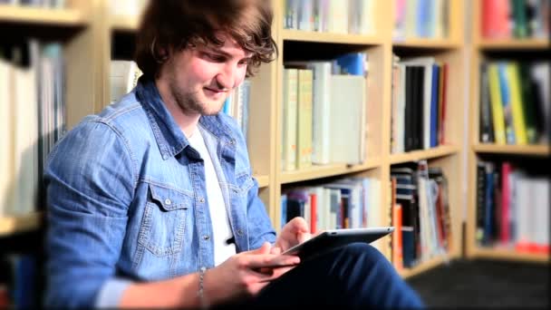 Paar onderzoeken online informatie voor studie op Tablet PC — Stockvideo