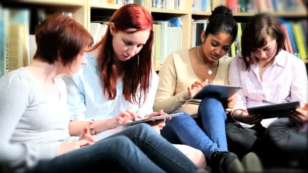 Multiethnische Studenten nutzen Universitätsnetz auf Tablet — Stockvideo