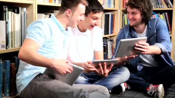 Colleghi social networking su tablet — Video Stock