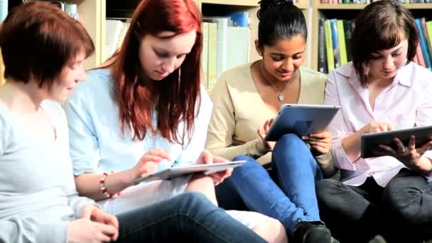 Jóvenes mujeres estudian tecnología informática en la universidad — Vídeo de stock