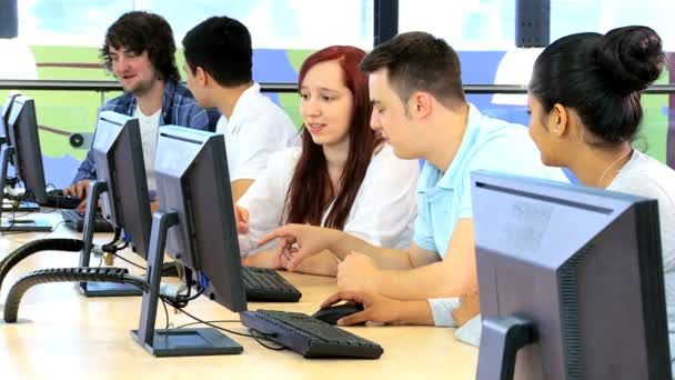 Skupina mladých multi etnické studentů procházení Internetu — Stock video