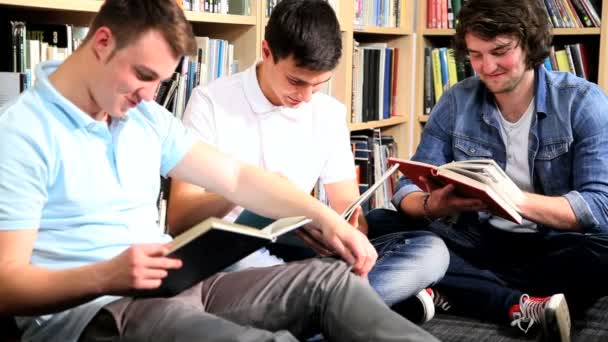 Jovens do sexo masculino exame de aprendizagem na universidade — Vídeo de Stock