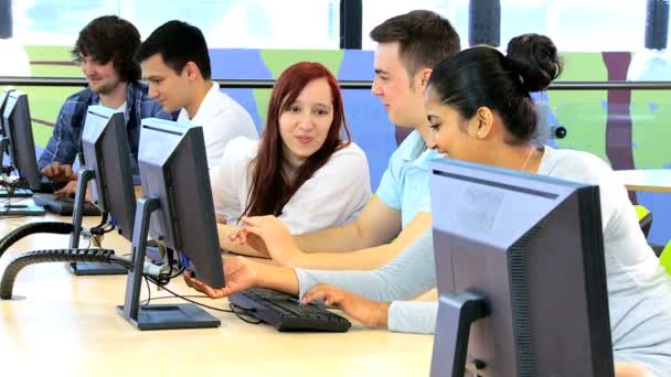 Rede de equipe diversa na classe campus — Vídeo de Stock