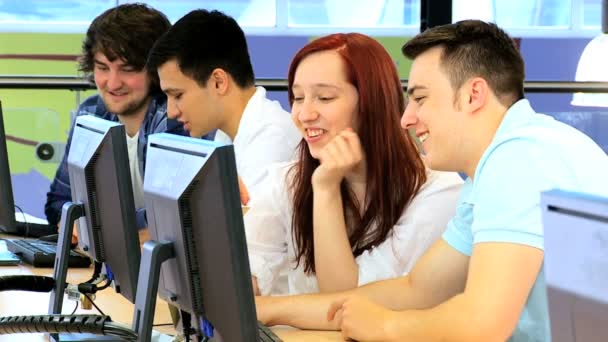 Jeunes camarades de classe diplômés diplôme à l'université — Video