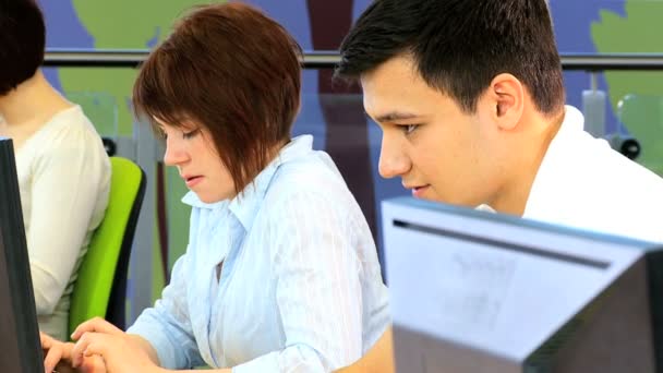 Male and female classmates learning application on Internet — Stock Video