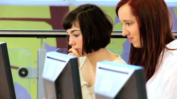 Junge Studenten konzentrieren sich auf Examen an der Universität — Stockvideo