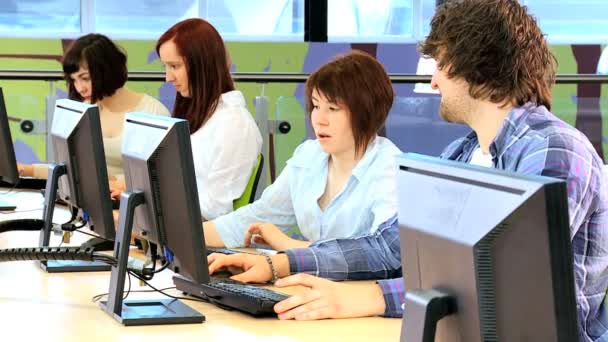 Equipe de colegas de classe usando educação on-line na biblioteca de TI — Vídeo de Stock