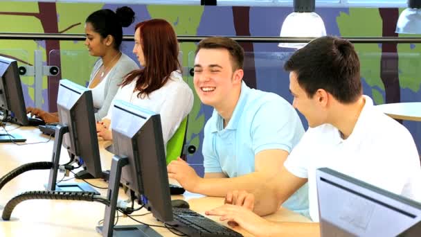 Colegas de turma estudando em palestra universitária — Vídeo de Stock