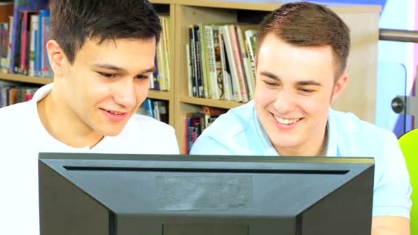 Studenti di sesso maschile che comunicano conoscenze IT — Video Stock