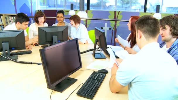 Aprendizaje de compañeros de taller en aula de TI — Vídeo de stock