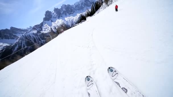 Катание на лыжах по горным склонам — стоковое видео