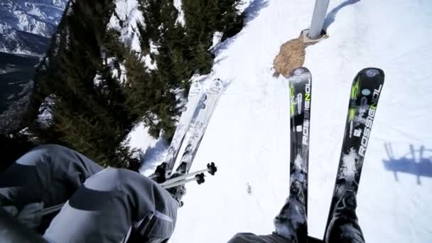 Síelők lovaglás ski lift — Stock videók