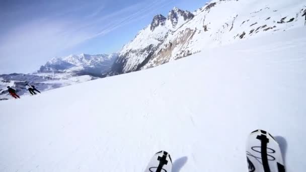 Skiërs afdaling skiën — Stockvideo