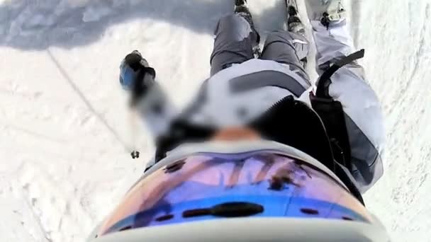 Skiër op de piste skiën — Stockvideo