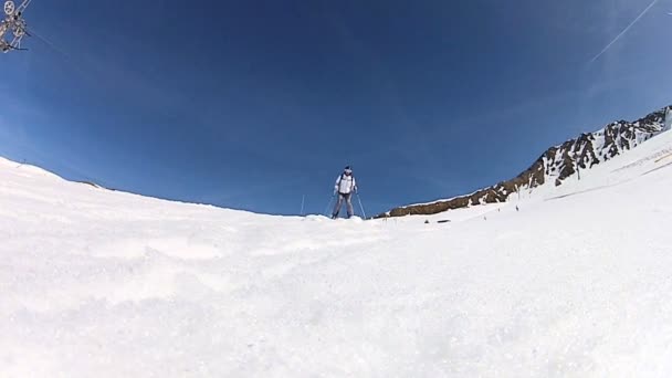 Sjezdové lyžaře provedení manévr — Stock video