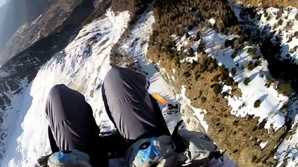 Paragliding in de hoge Alpen — Stockvideo