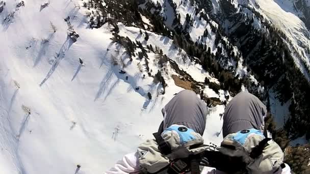 Paragliding hoog in de sneeuw — Stockvideo