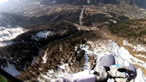 Paragliding hoog boven chamonix — Stockvideo