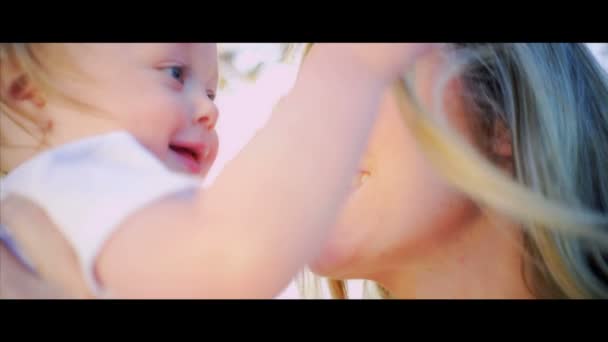 Jovem mãe e bebê em close up — Vídeo de Stock