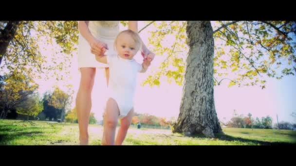 Anne ve bebek yüzleri kapatmak — Stok video