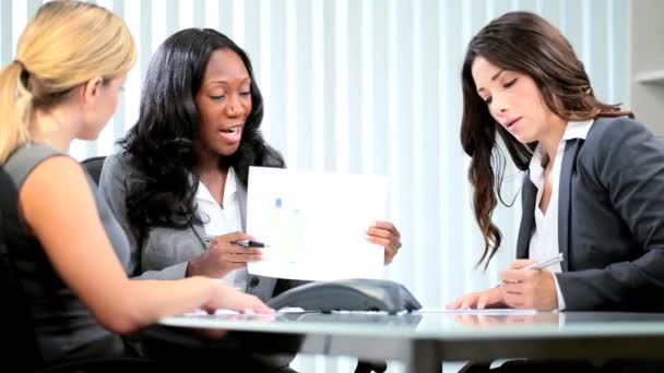 Centrado diversas mujeres que trabajan estrategia comercial — Vídeos de Stock