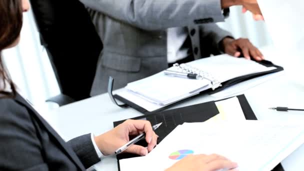 Handshake de gerente de negócios feminino étnico fechar negócio com colegas — Vídeo de Stock