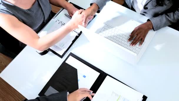 Stretta di mano di diversi affari femminile affare di chiusura del team — Video Stock