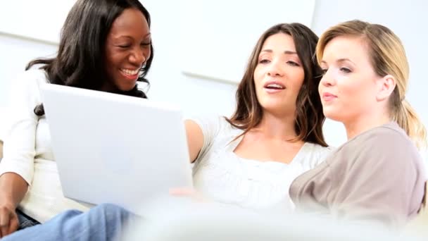 Entretenimiento de diversas novias sonrientes chismes en línea — Vídeos de Stock