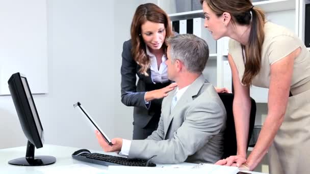 Colegas de Negocios Viendo la Presentación del Cliente — Vídeos de Stock