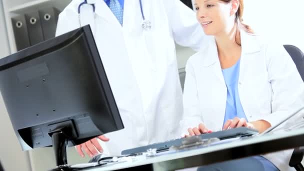 Hospital Doctors Accesso alle informazioni paziente — Video Stock