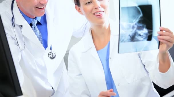 Kliniska kollegor glada röntgenresultat — Stockvideo