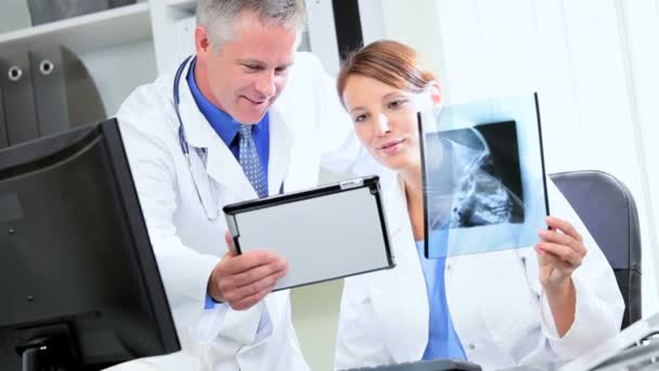 Рентгенолог, изучающий рентген — стоковое видео