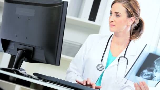 Médecin de l'hôpital utilisant X-Ray avec ordinateur — Video