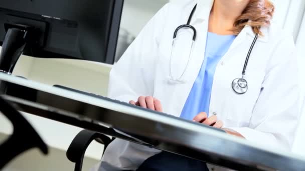 Больничный врач с помощью рентгена с компьютером — стоковое видео