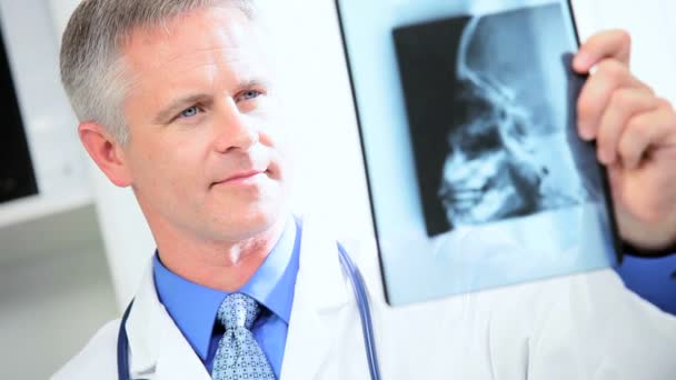 Radioloog op zoek x-ray resultaten — Stockvideo