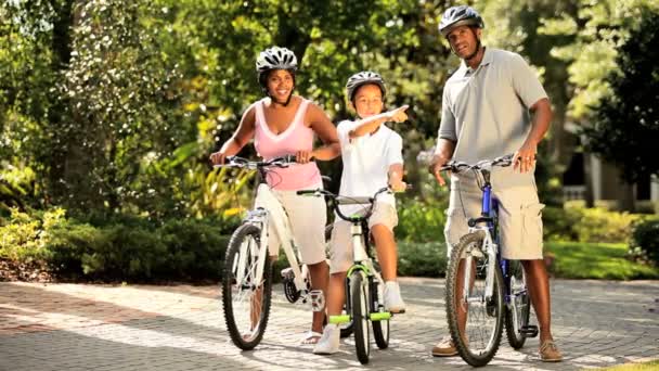 Livsstil cykling av unga etniska familjen — Stockvideo