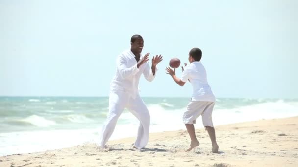 Padre étnico hijo jugando fútbol americano — Vídeo de stock