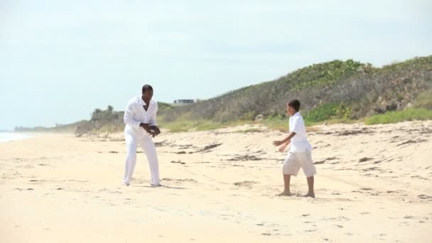 Etnia feliz pai filho brincando juntos na praia — Vídeo de Stock
