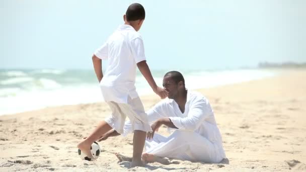 Joven padre hijo pasar vacaciones jugando pelota — Vídeos de Stock